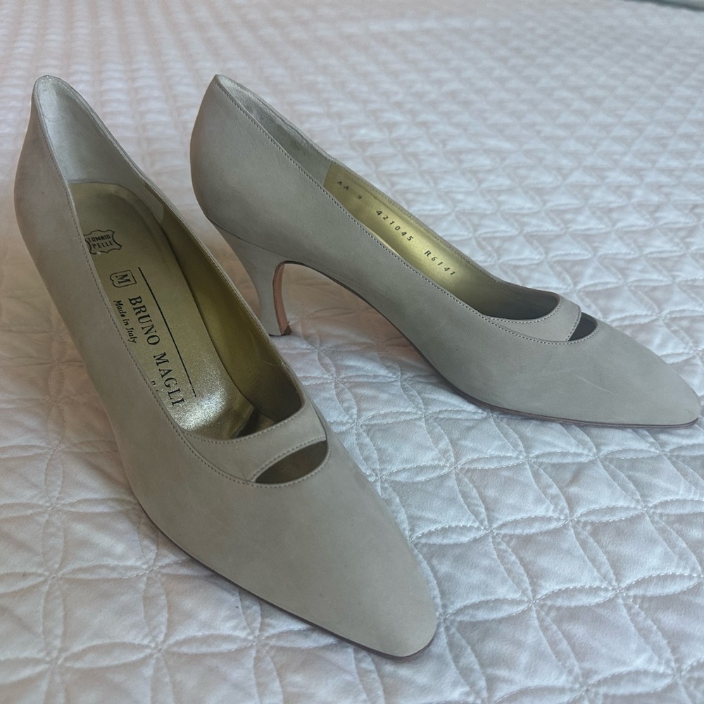 Bruno Magli Women's Cream Taupe Suede Heels 9 AA